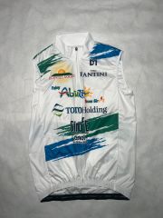 Gilet Diemme del Team Enjoy Abruzzo al Giro E del 2024
