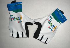 Guanti del Team Enjoy Abruzzo al Giro E del 2024